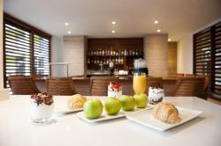 Holiday Inn Resort Aruba Palm Bar Breakfast.jpg