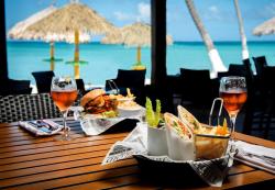holiday-inn-aruba-oceanside-bar-and-grill-table.jpg.1024x0.jpg