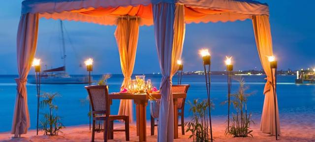 Hyatt-Regency-Aruba-Resort-and-Casino-Couple-Beach-Night.jpg