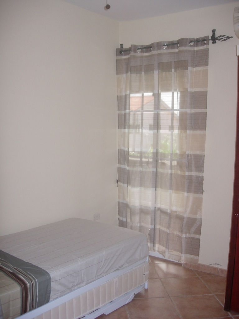Bubali condo guest bedroom 1.jpg