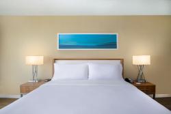 Aruba-Holiday-Inn-King-Bed-Angle-1.jpg