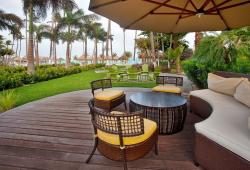 Holiday-Inn-Resort-Aruba-Courtyard-1.jpg