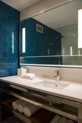 25 Guestroom_Resort_King_Bathroom.jpg